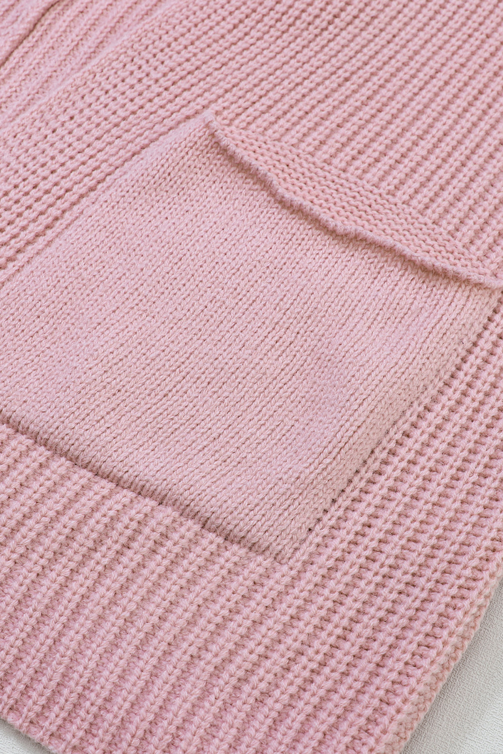 Rosafarbener Oversize-Strickpullover mit umgeschlagenen Ärmeln