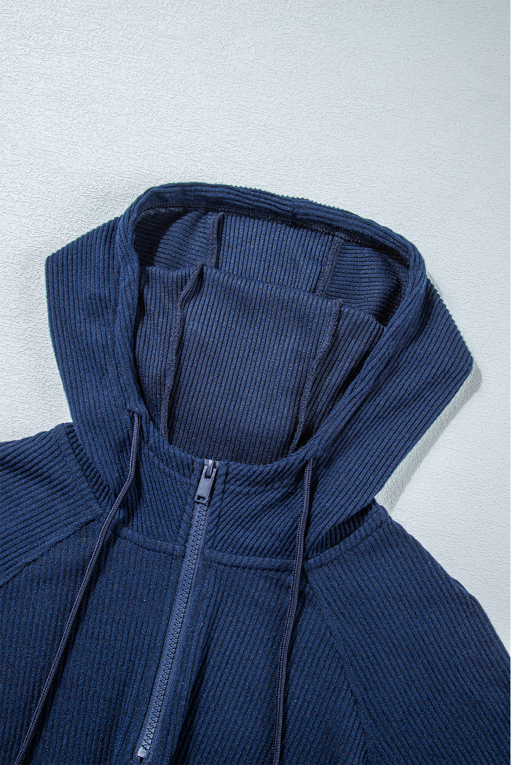 Marineblaues Set aus kurzem Hoodie und Jogginghose mit Kordelzug