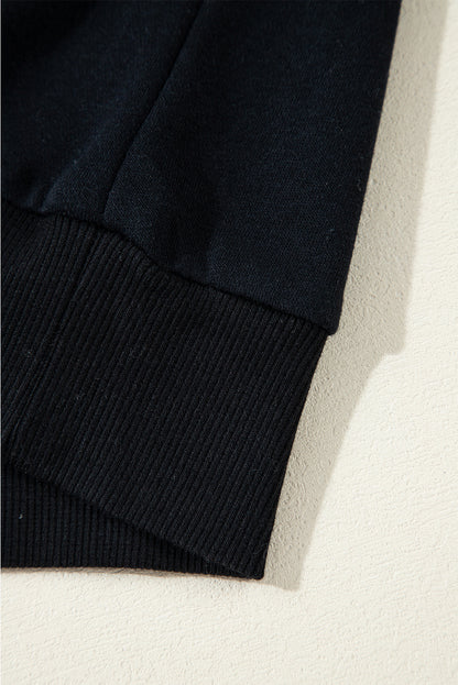 Schwarzer, einfarbiger Kapuzenpullover mit Raglanärmeln und Nieten und Tasche