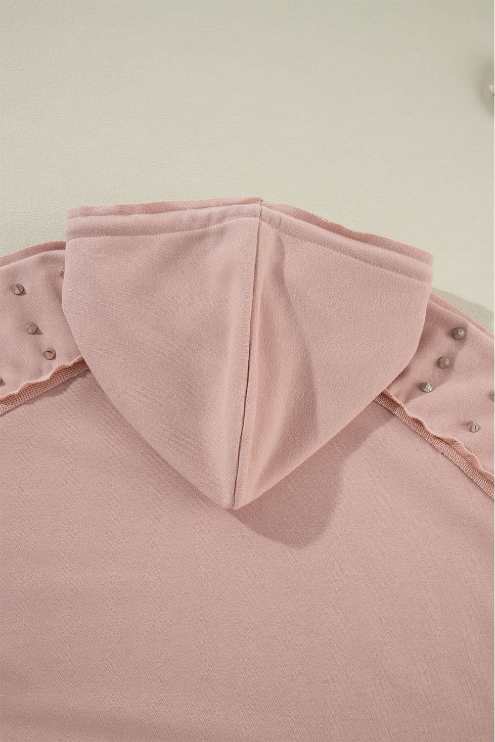 Fuchsiafarbener Kapuzenpullover mit Raglanärmeln und Nieten und Tasche