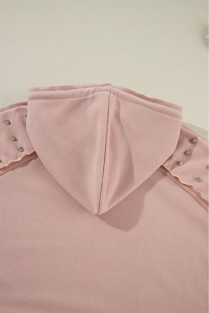 Fuchsiafarbener Kapuzenpullover mit Raglanärmeln und Nieten und Tasche