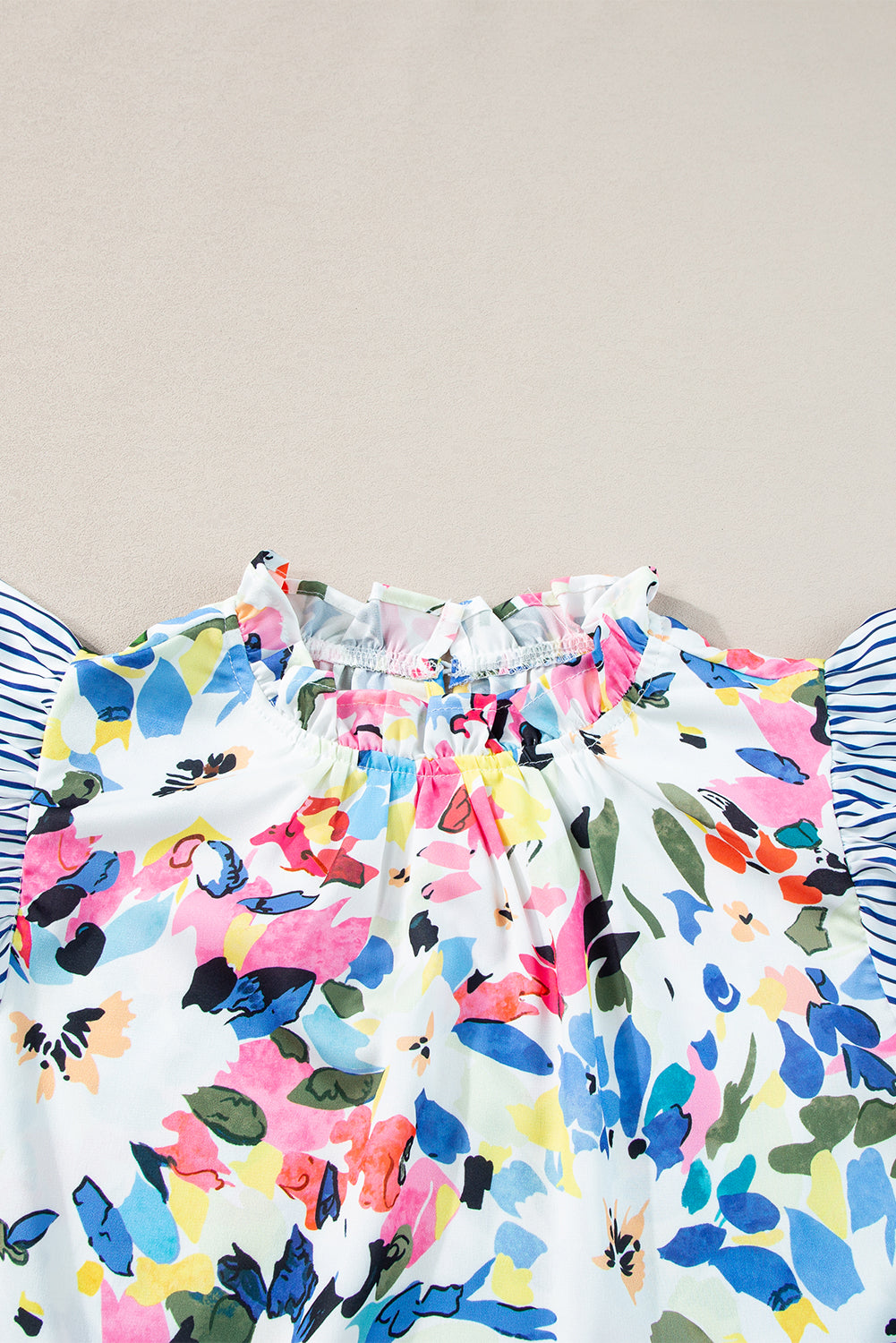 Hellblaue Bluse mit Blumenmuster und Streifen und Rüschenärmeln