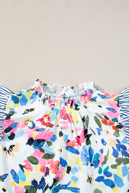Hellblaue Bluse mit Blumenmuster und Streifen und Rüschenärmeln