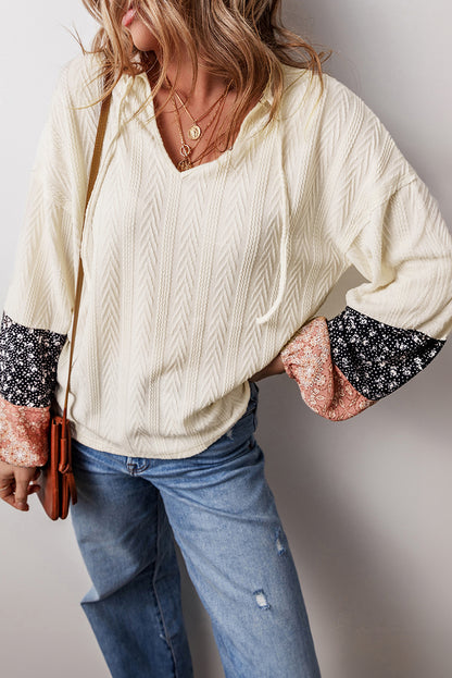 Beige Bluse mit V-Ausschnitt und Blumen-Patchwork-Struktur