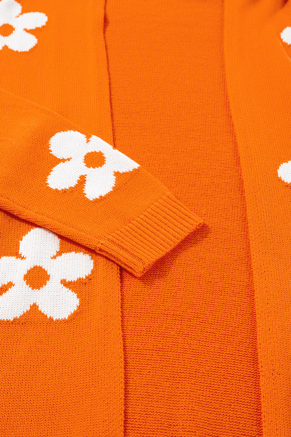 Orangefarbener, lockerer Strickcardigan mit Blumenmuster und offener Vorderseite