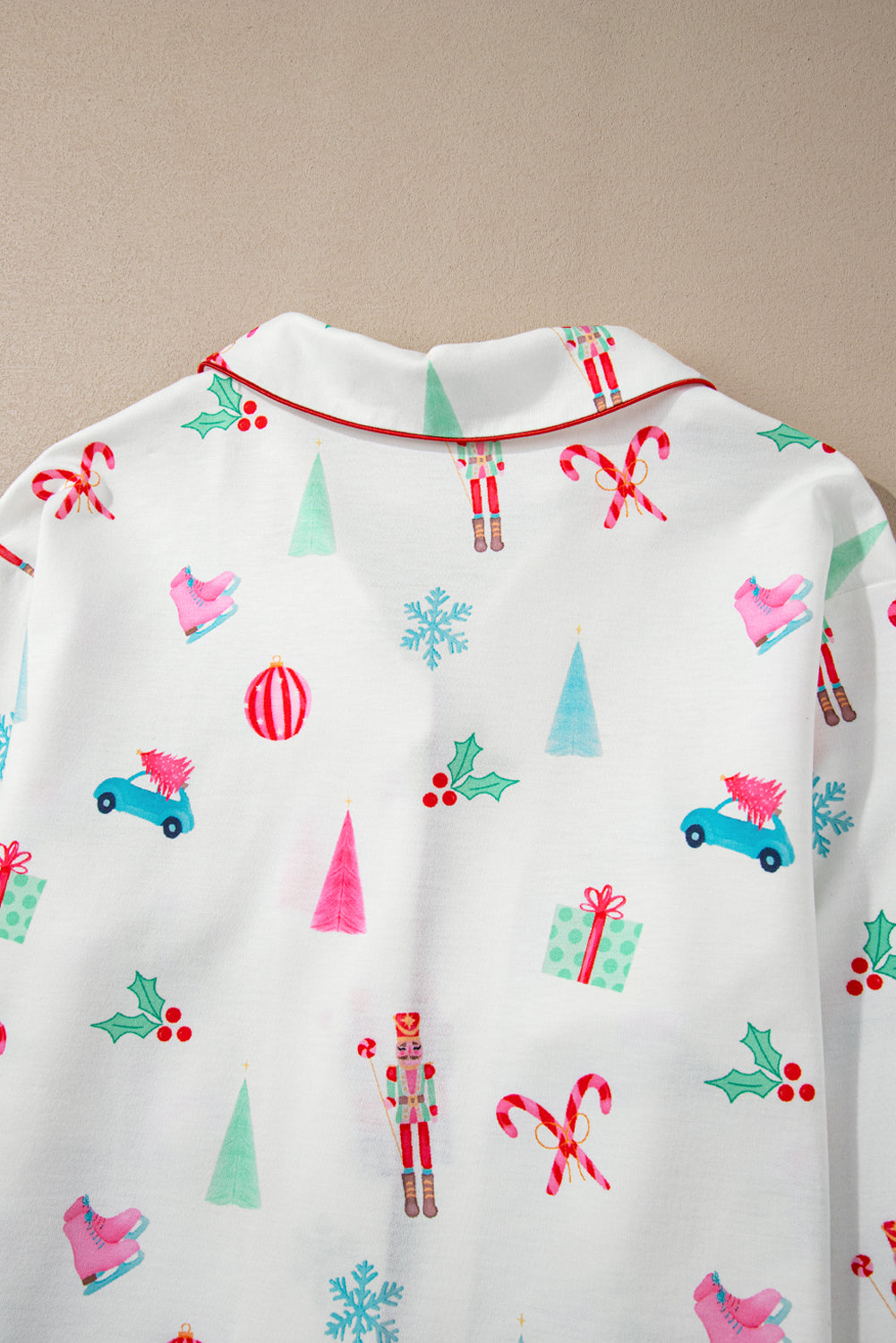 Weiße Nachtwäsche mit Revershemd und Hose mit Weihnachtsdruck