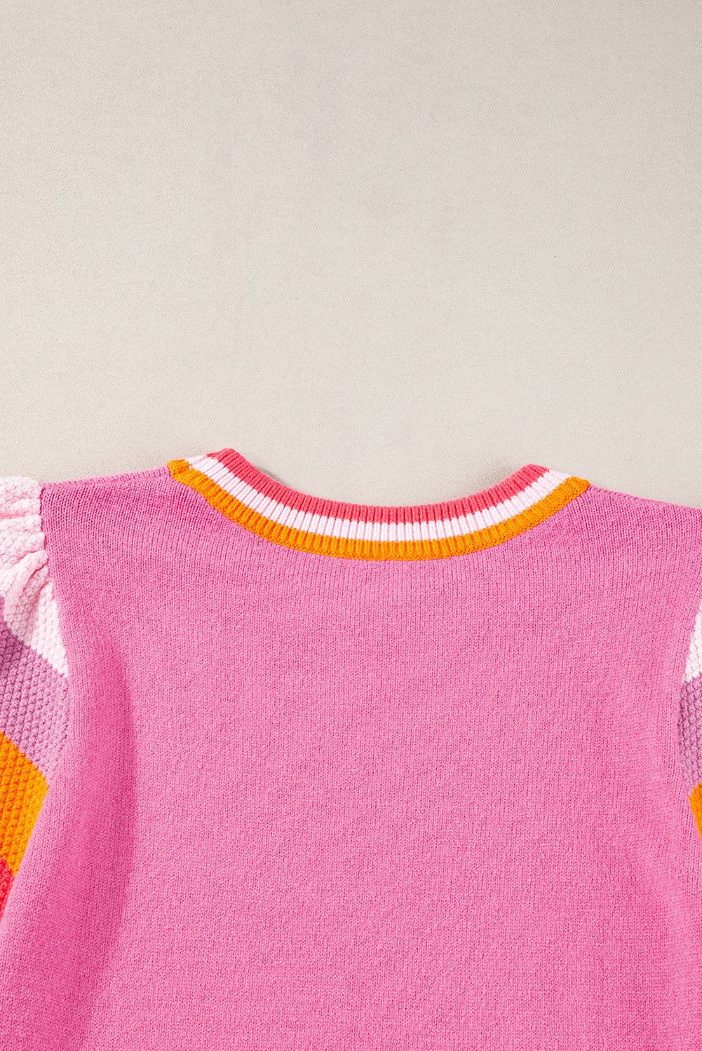 Hellrosa Strickpullover-T-Shirt mit kontrastierenden Flatterärmeln