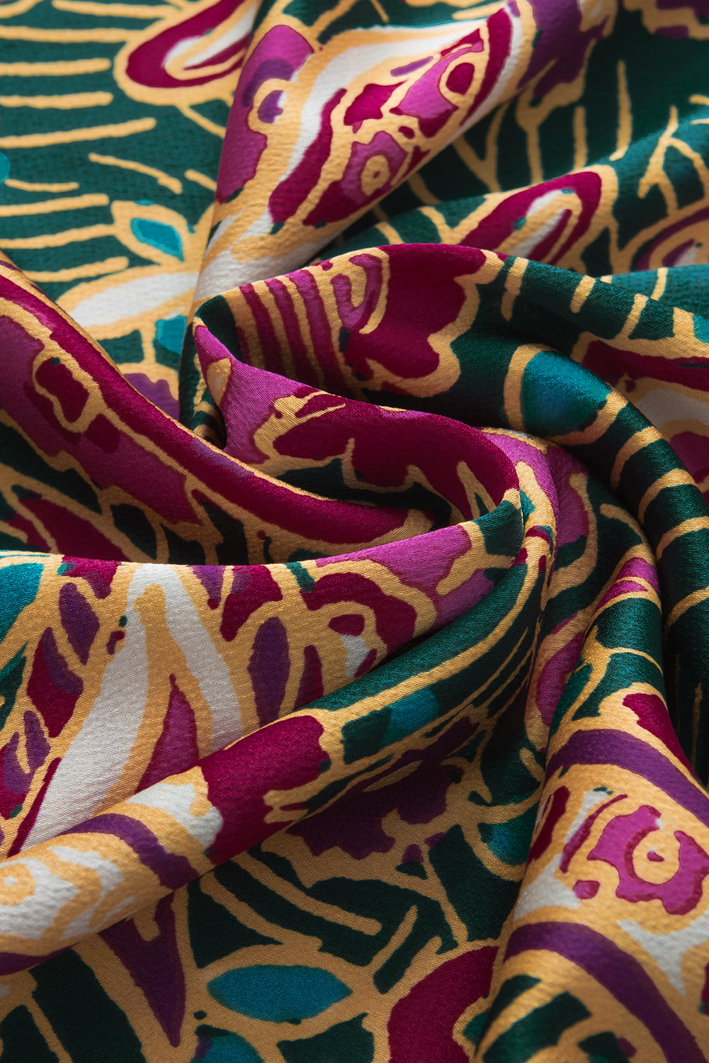 Grüne Paisley-Bluse mit V-Ausschnitt und kurzen Puffärmeln