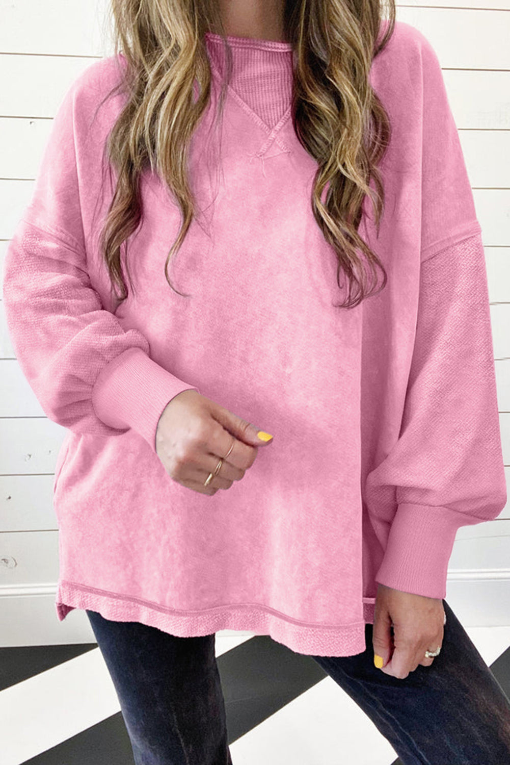 Sweatshirt mit überschnittener Schulter und Mineralwaschung in Erdbeerrosa