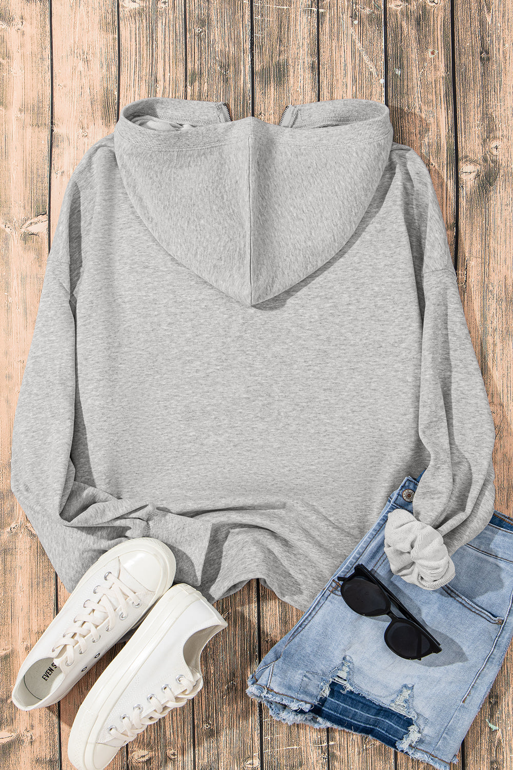 Hellgrauer Oversize-Hoodie mit Kängurutasche und halbem Reißverschluss