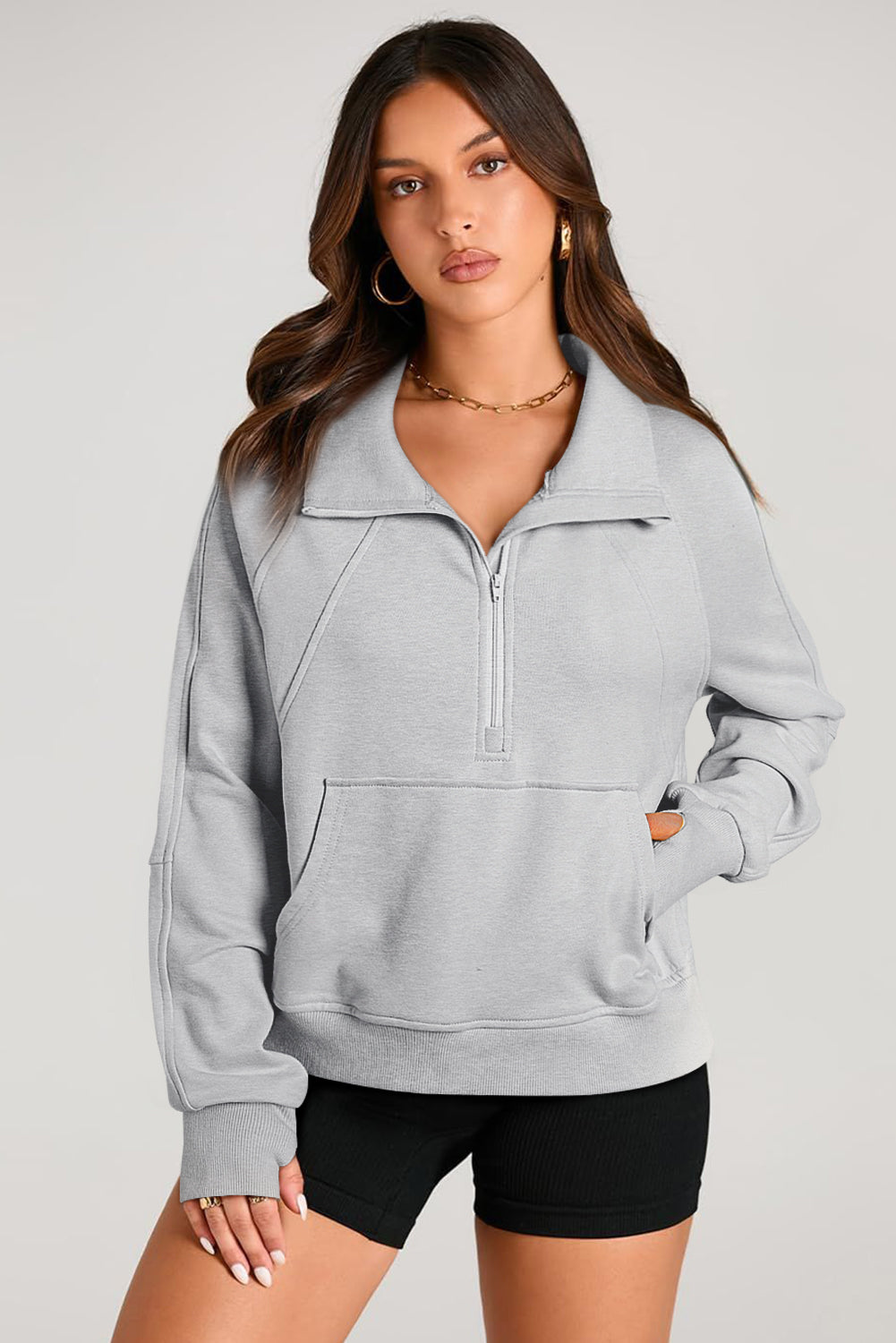 Hellgraues Sweatshirt mit Viertelreißverschluss, Stehkragen und Kängurutasche