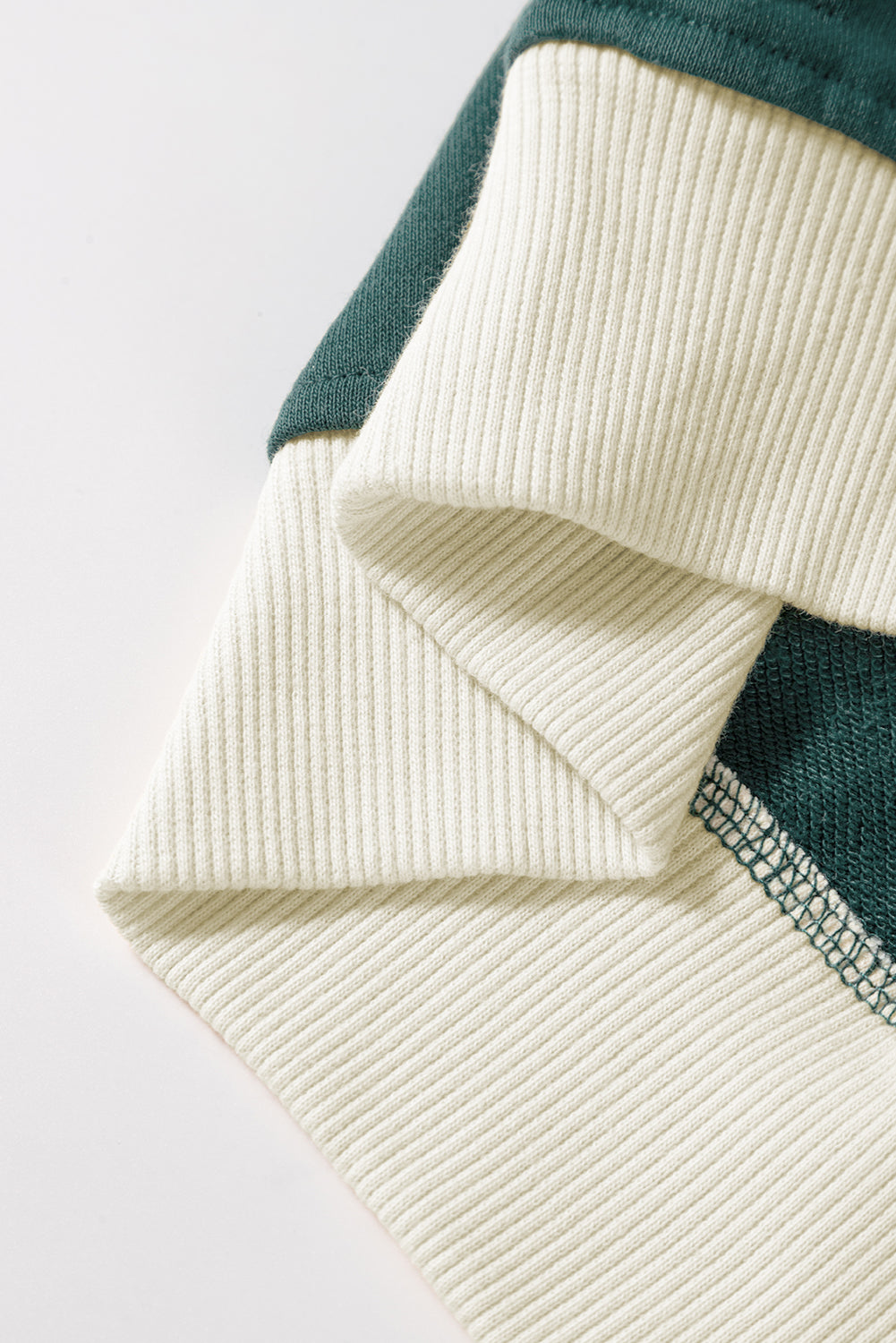Evergreen Set mit lockerem Pullover in Kontrastfarbe und Skort mit Schnürung in der Taille