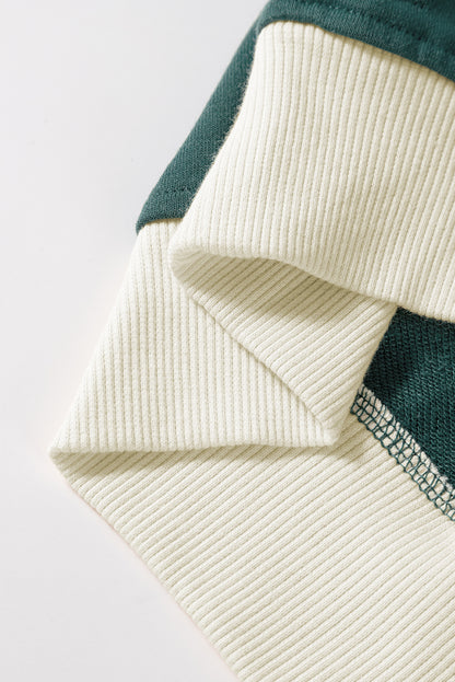Evergreen Set mit lockerem Pullover in Kontrastfarbe und Skort mit Schnürung in der Taille