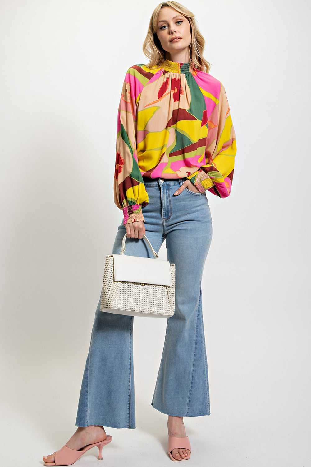 Bluse mit mehrfarbigem Blumenmuster, gesmoktem Saum und Stehkragen
