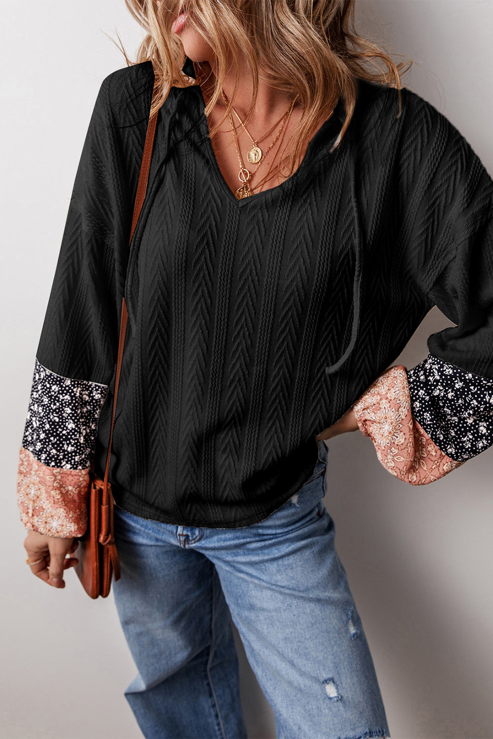 Schwarze Bluse mit V-Ausschnitt und floralem Patchwork-Muster