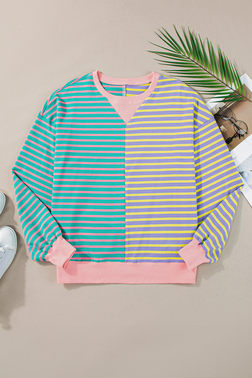 Lässiges Oversize-Sweatshirt mit Streifen und überschnittenen Schultern im Colorblock-Stil