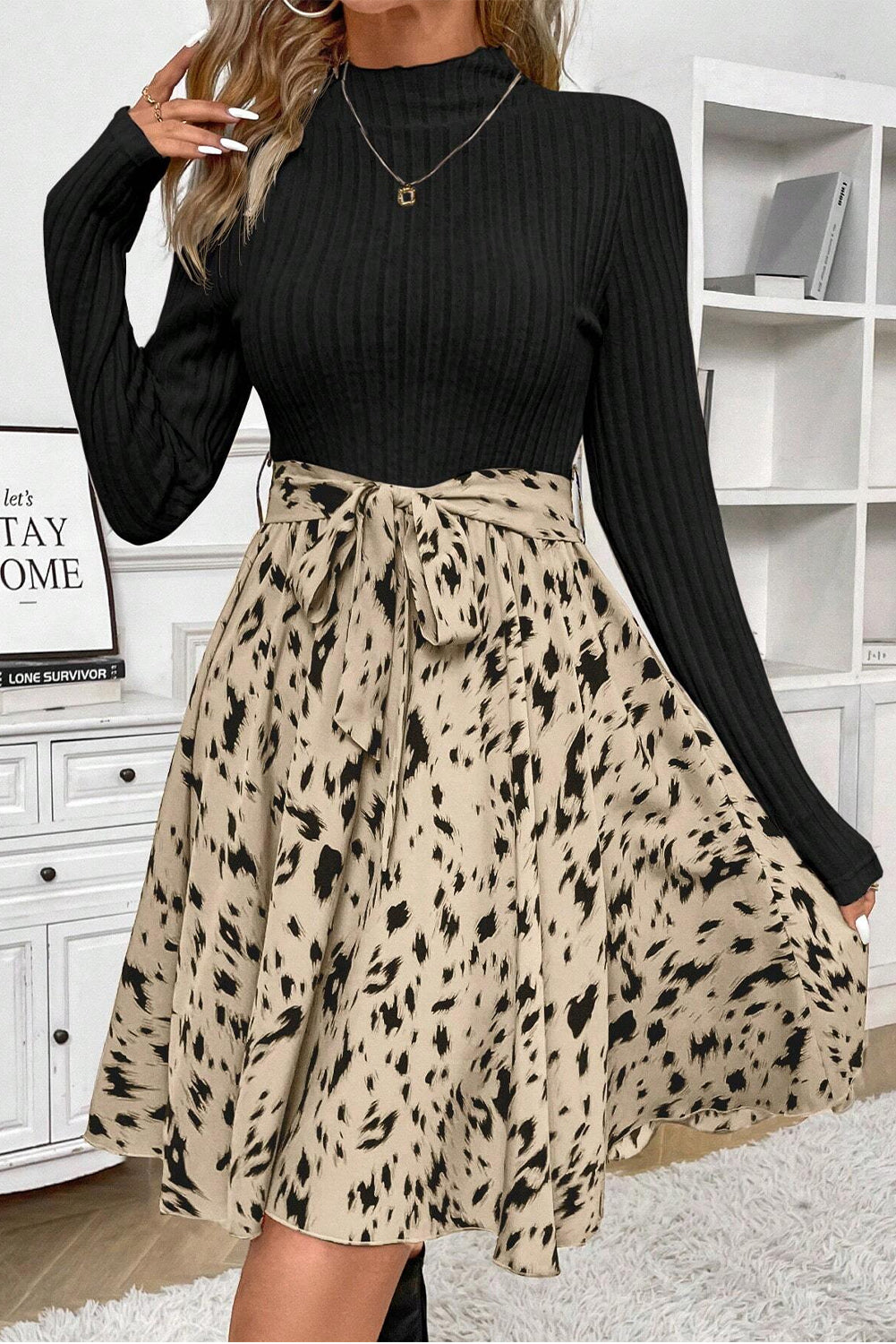 Schwarzes A-Linien-Kleid mit geripptem Patchwork-Muster und Gürtel