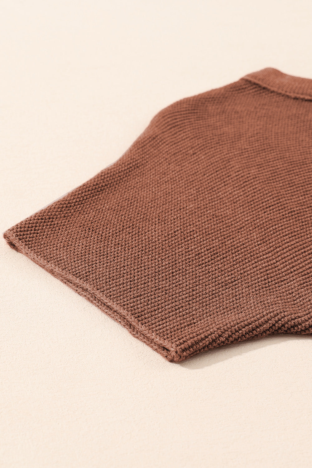 Kaffeefarbener Pullover mit Stehkragen und kurzen Fledermausärmeln