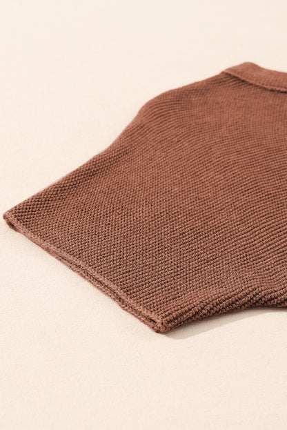 Kaffeefarbener Pullover mit Stehkragen und kurzen Fledermausärmeln