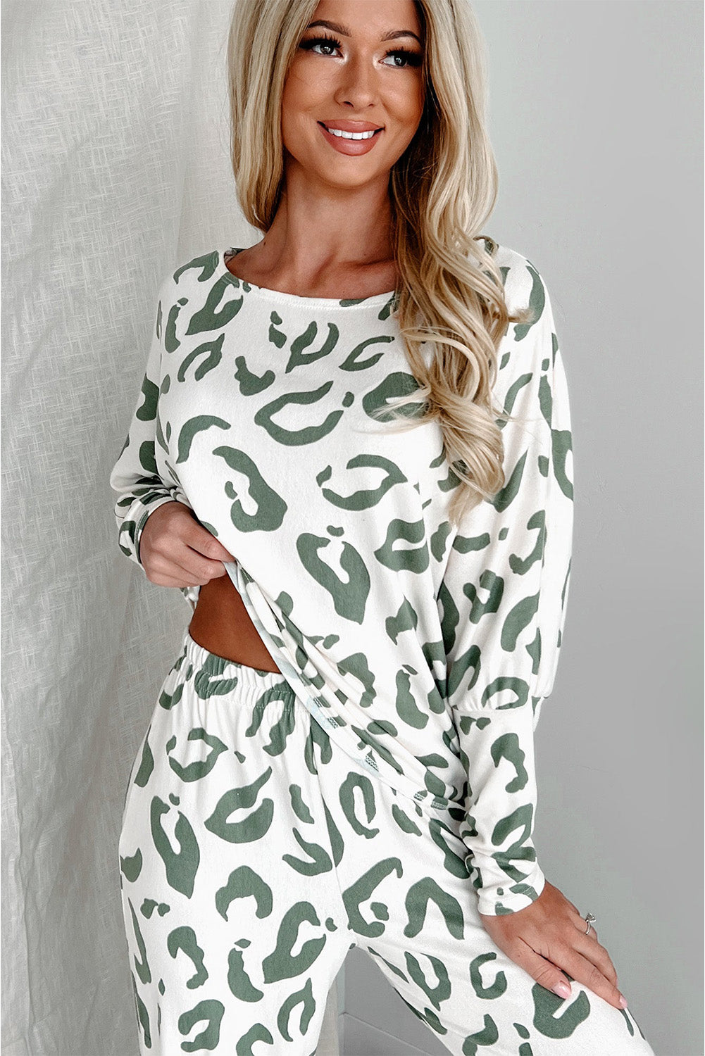 Beiges Loungewear-Set mit Langarmshirt und Hose im Leoparden-Animalprint