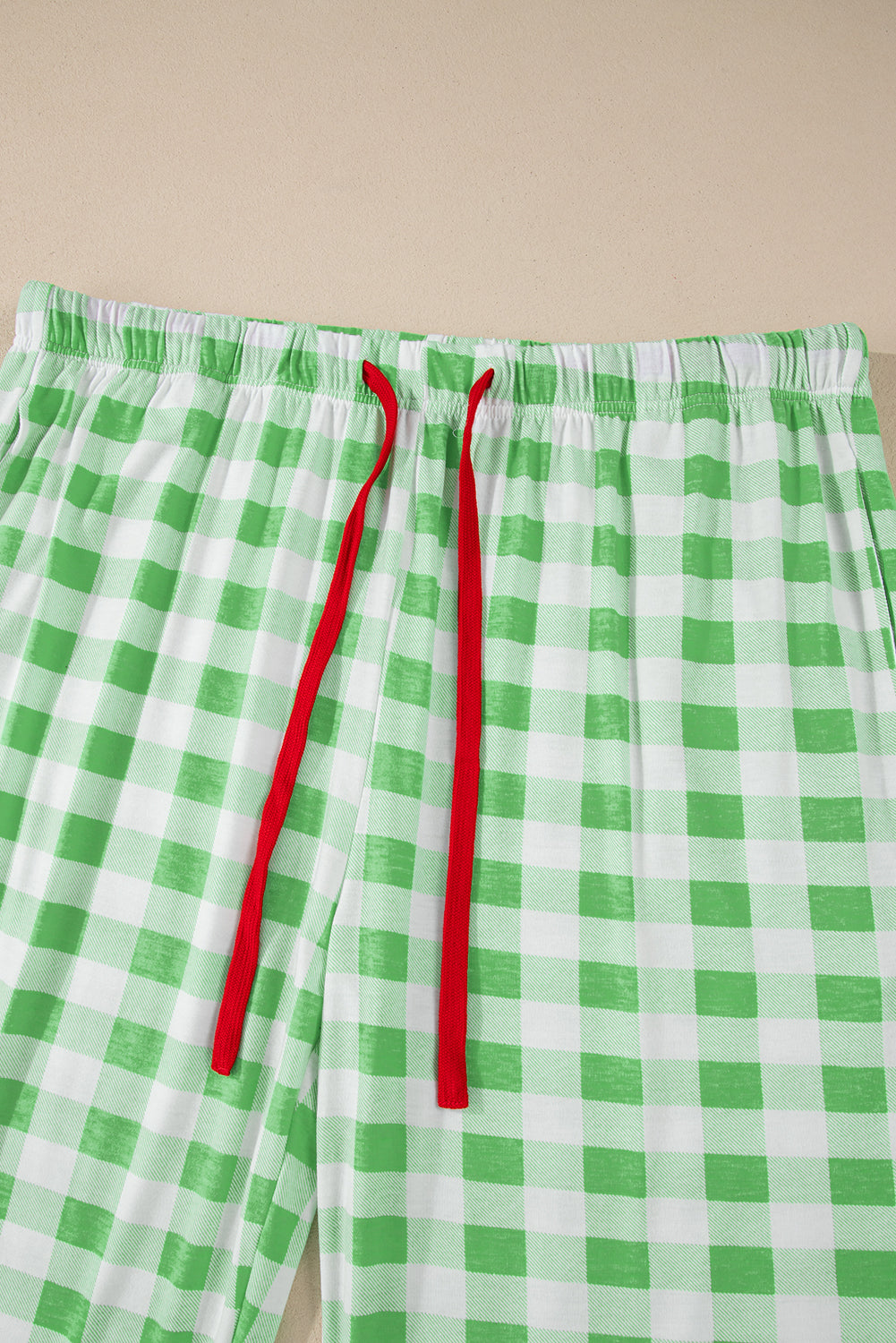 Grüner Pyjama mit Karomuster und Kontrastbesatz in Übergröße, langärmlig