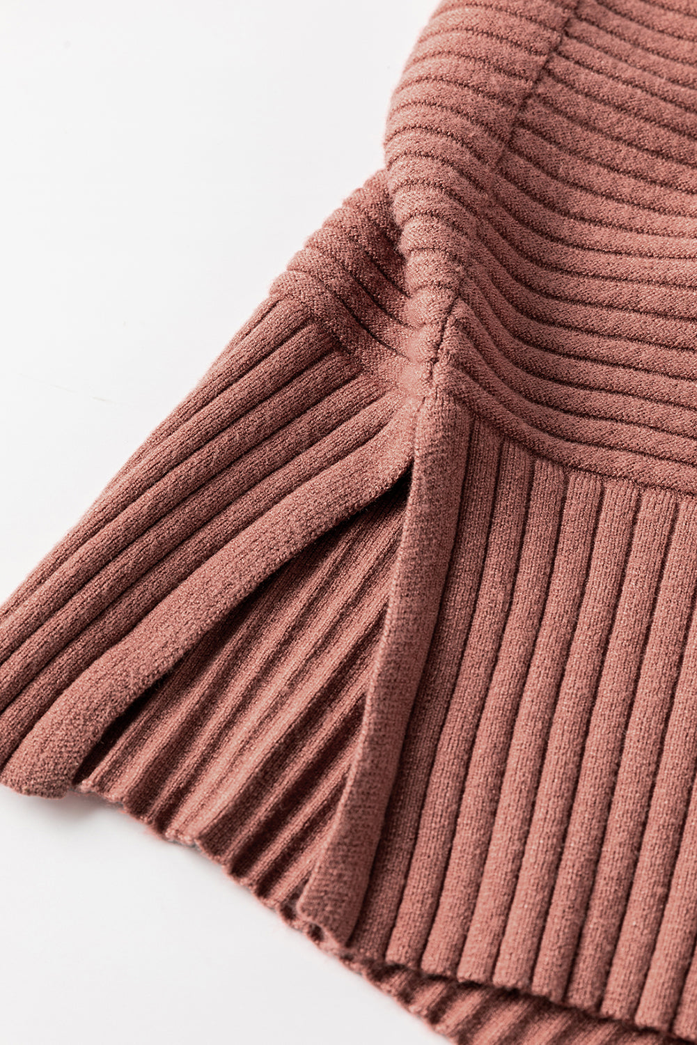 Mineralroter Rollkragenpullover aus Rippstrick