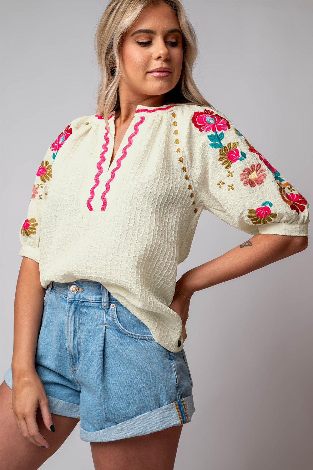 Beigefarbene Bluse mit floraler Stickerei und strukturierten Puffärmeln im Ricrac-Stil