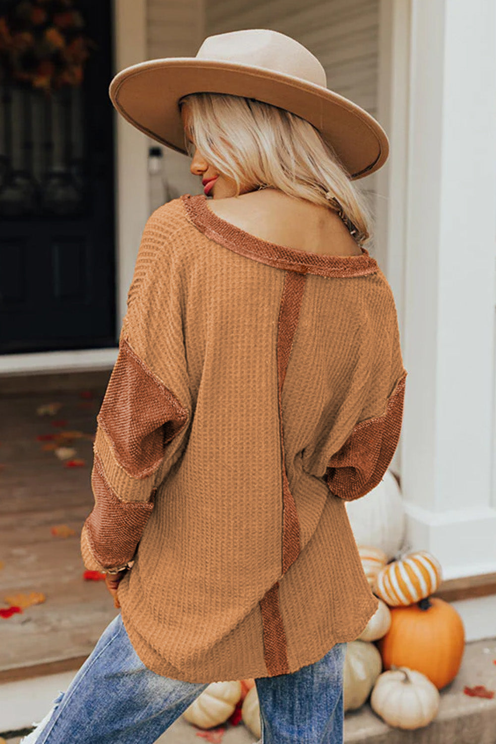 Orangefarbenes Henley-Oberteil aus Waffelstrick mit kontrastierenden Flicken und sichtbaren Nähten