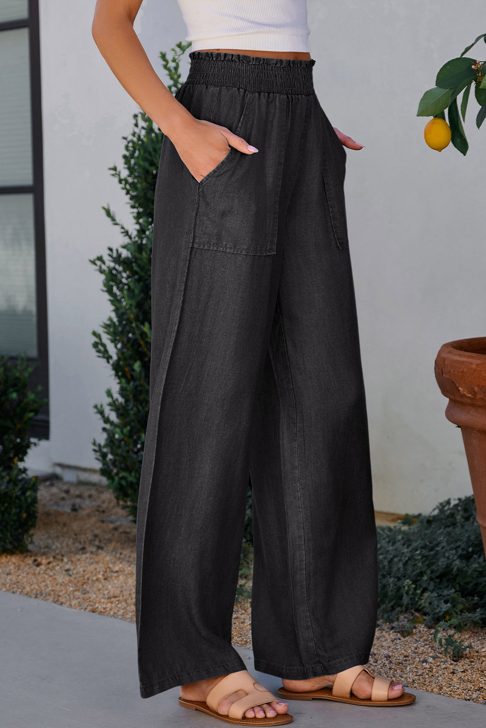 Schwarze Jeans mit gesmoktem Schnitt und hoher Taille und weitem Bein mit Seitentaschen