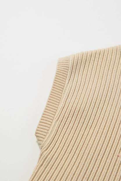 Haferflockenfarbener Rippstrickpullover mit aufgesetzten Taschen und kurzen Ärmeln