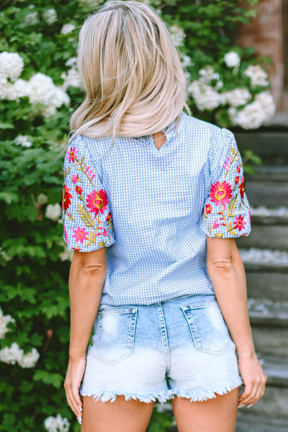 Hellblaue Bluse mit Puffärmeln und Blumenstickerei im Gingham-Stil