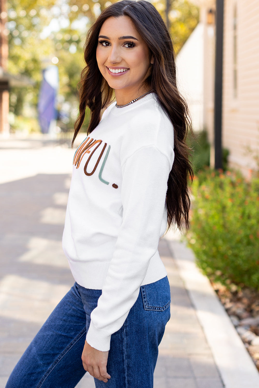 Weißer Pullover mit Stickerei „Thankful Ivory“