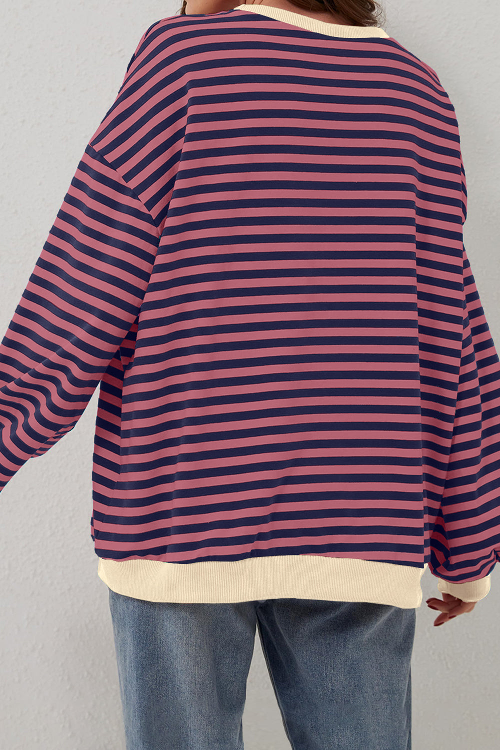 Oversize-Pullover mit rotem Streifenmuster und Kontrastbesatz