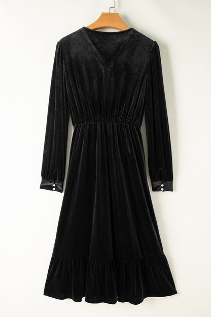 Schwarzes Midikleid aus Samt mit Knöpfen, Puffärmeln, V-Ausschnitt und Schlitz