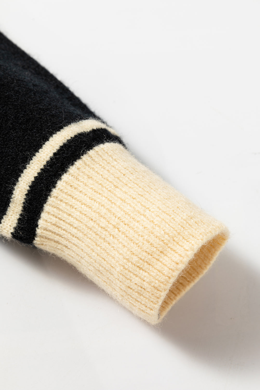 Schwarzer Pullover mit Colorblock-Streifen und V-Ausschnitt