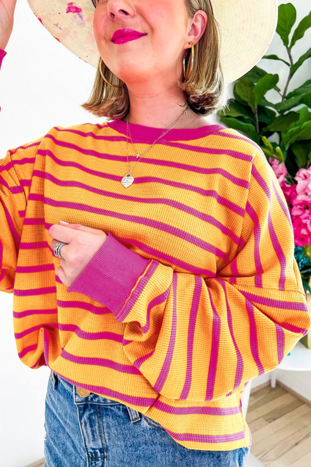 Orangefarbener Pullover mit Streifenbesatz, Rundhalsausschnitt und überschnittener Schulter