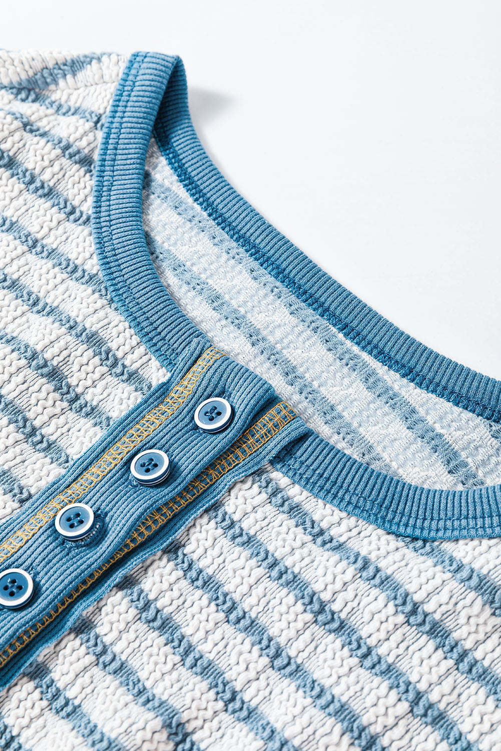 Himmelblaues Henley-Oberteil mit langen Ärmeln und Streifen, Rüschenbesatz und Knöpfen