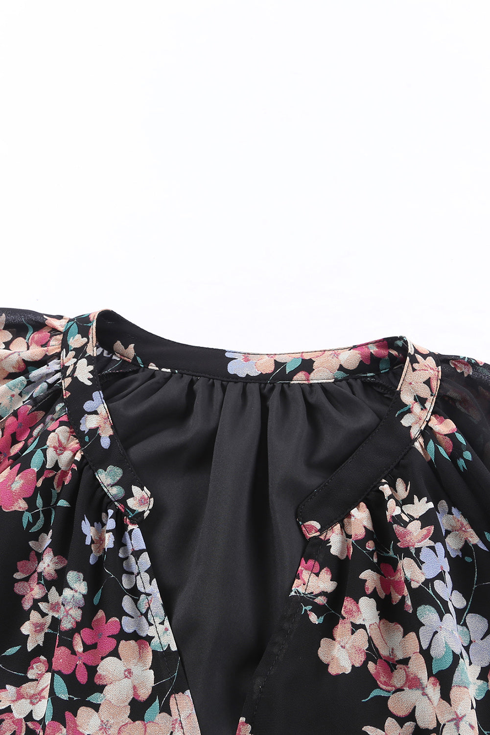 Schwarze Chiffonbluse mit Wildblumen-Print