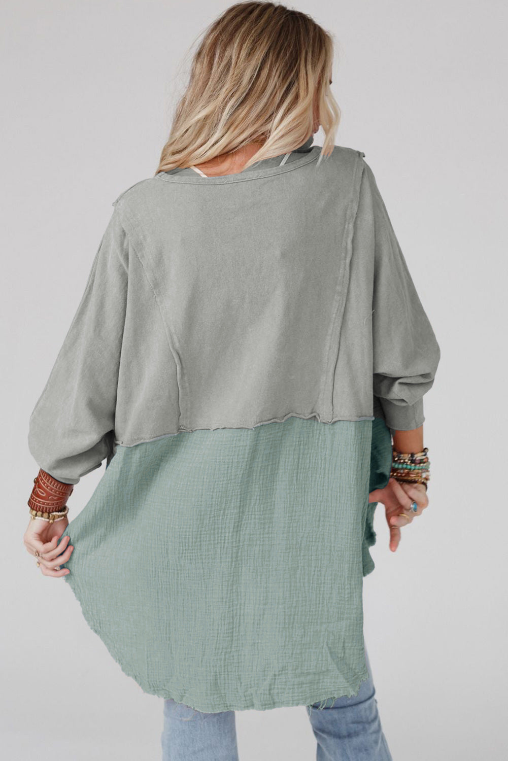 Graue Oversize-Bluse mit Crinkle-Spleißen und offenem Saum, High Low