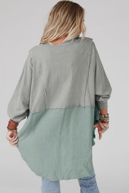 Graue Oversize-Bluse mit Crinkle-Spleißen und offenem Saum, High Low