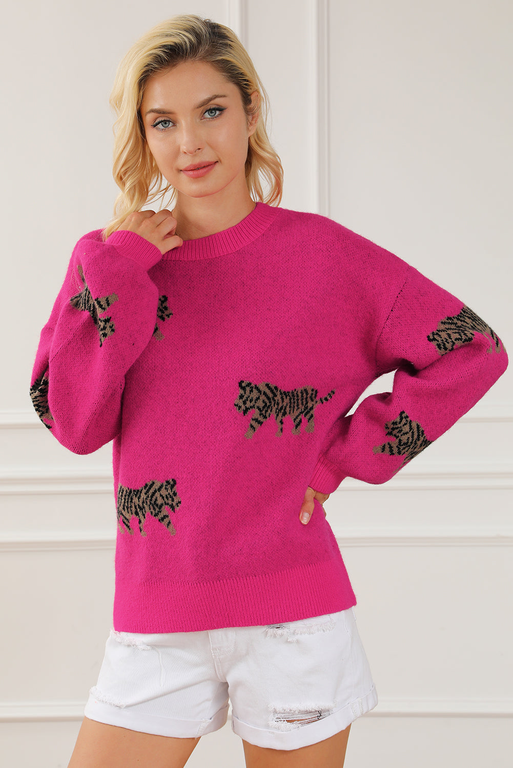 Rosaroter, lässiger Strickpullover mit wildem Tiermuster