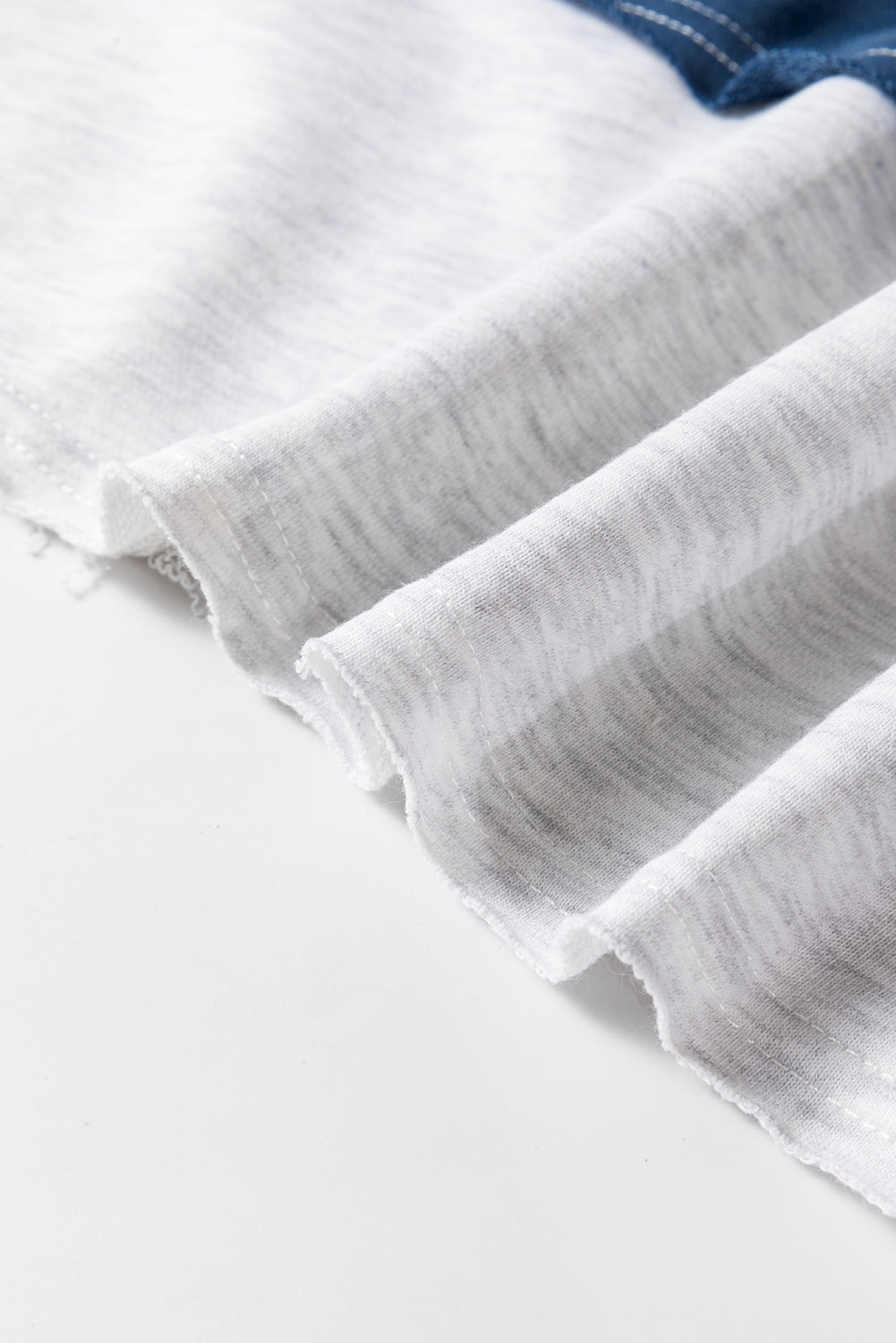 Segelblaues Sweatshirt mit Farbblock-Streifen und Patchwork-Rohnähten