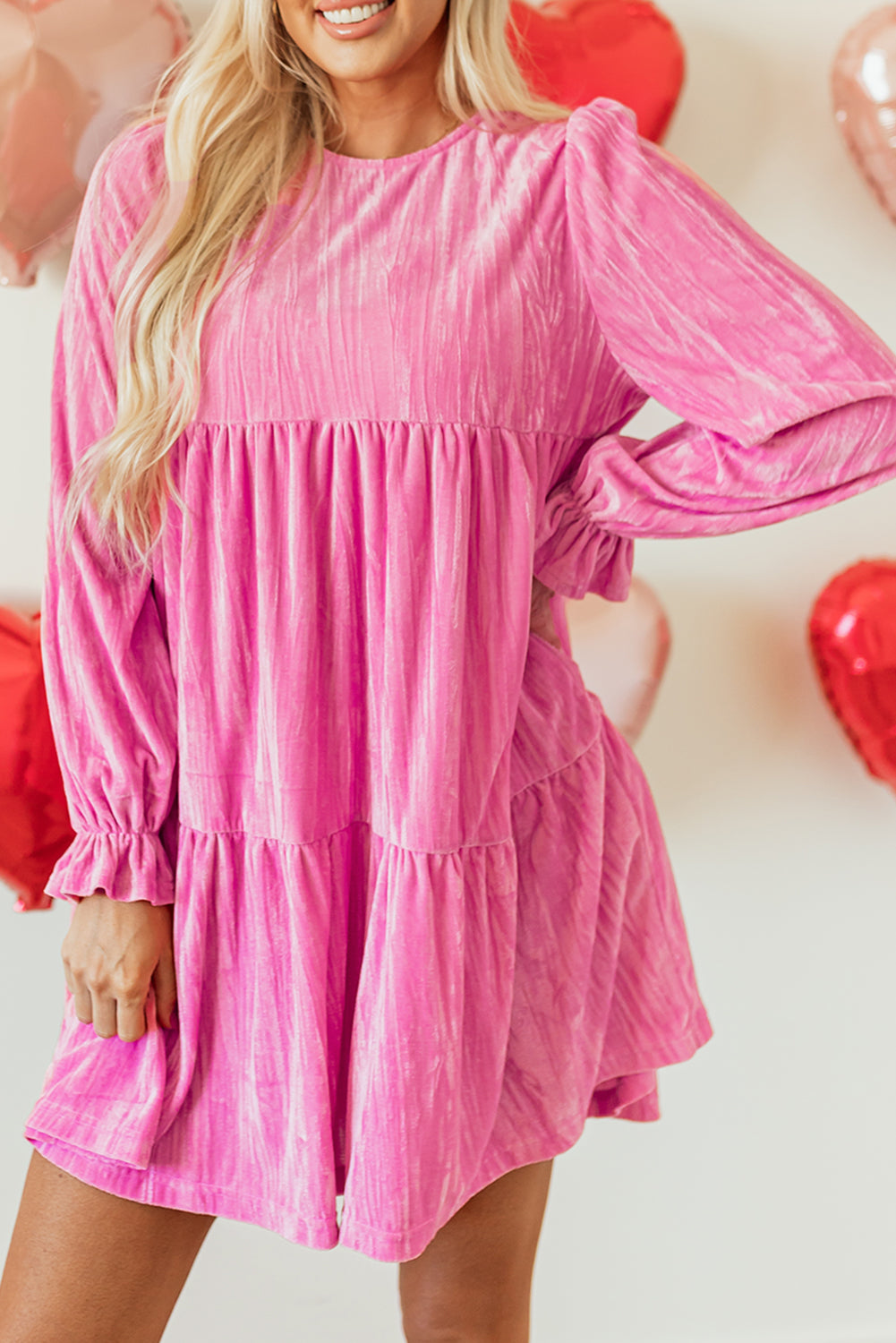 Erdbeerrosa Minikleid aus Samt mit Volantärmeln und Rüschen