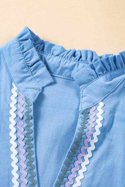 Beau Blue – Zickzack-Farbblockkleid mit Flatterärmeln, V-Ausschnitt und Stufendesign