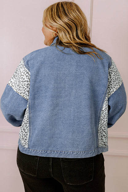 Beau Blue – Jeansjacke mit Leopardenmuster und Patchwork-Klappendetail in Übergröße