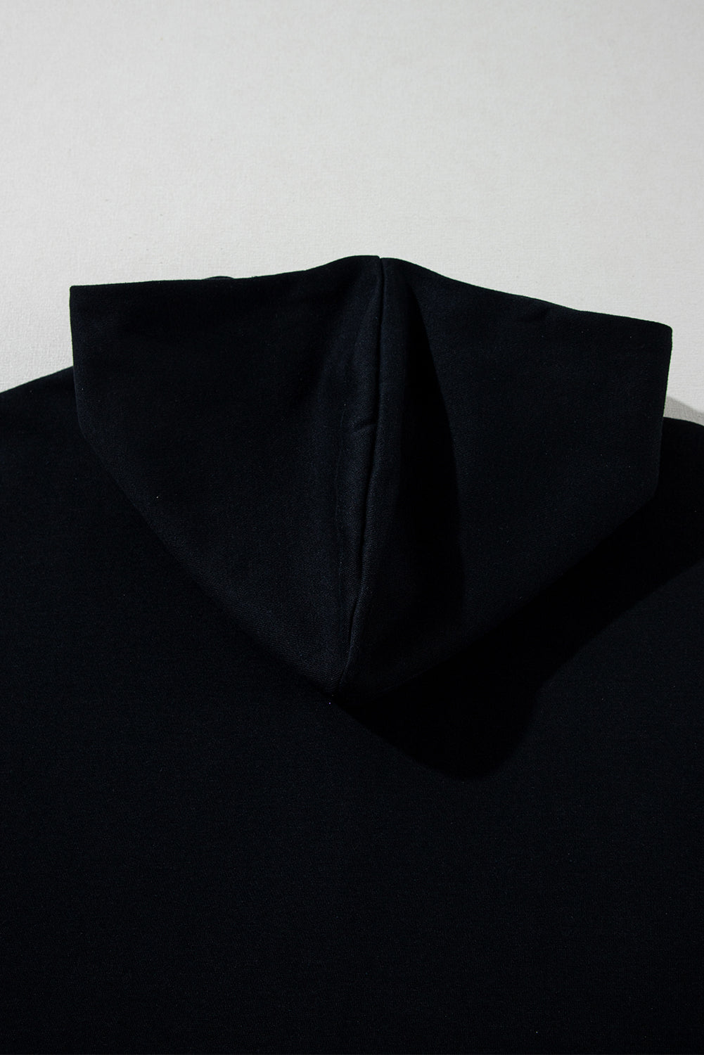 Schwarzer, kurzärmliger Hoodie mit halbem Reißverschluss und Kängurutasche