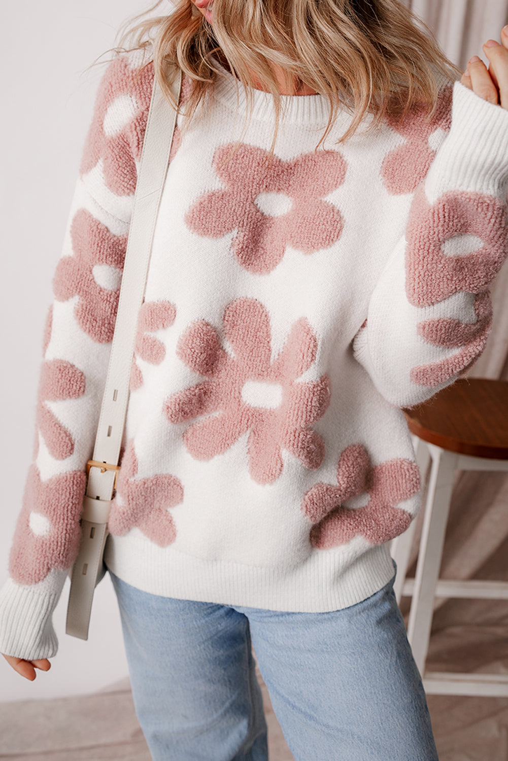Weißer, strukturierter Pullover mit Blumenmuster und überschnittener Schulter