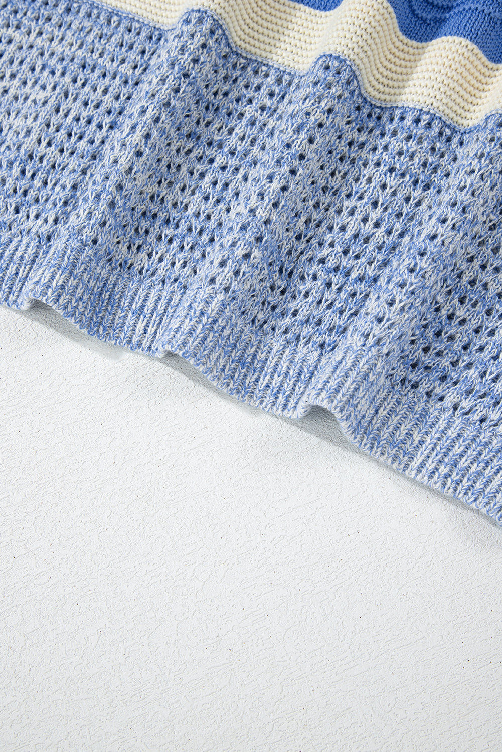 Hellblauer Pullover mit offenen Maschen und Puffärmeln