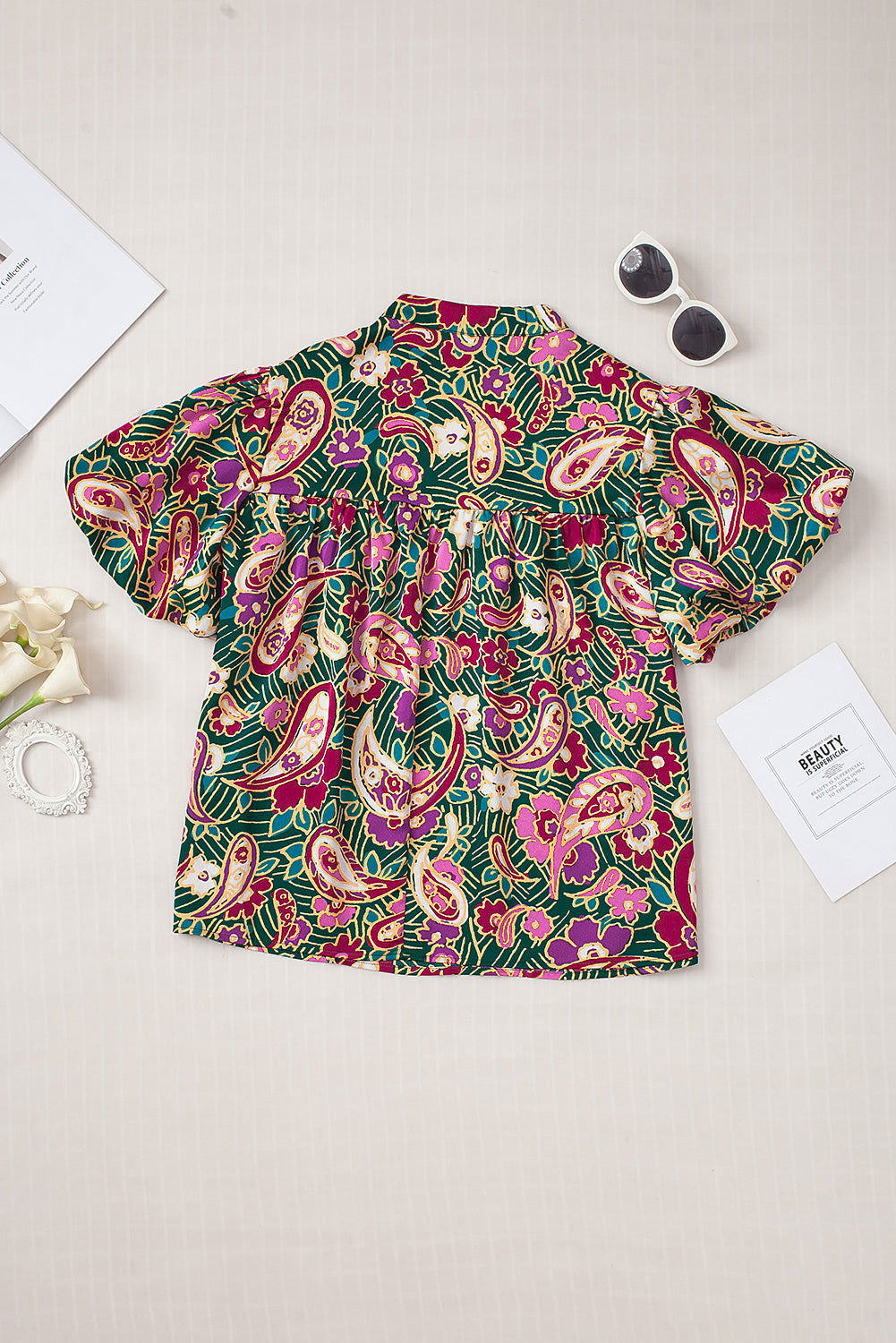 Grüne Paisley-Bluse mit V-Ausschnitt und kurzen Puffärmeln