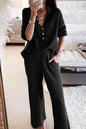 Schwarzes Henley-Oberteil mit Rippenmuster und Kragen sowie Hose als Lounge-Outfit